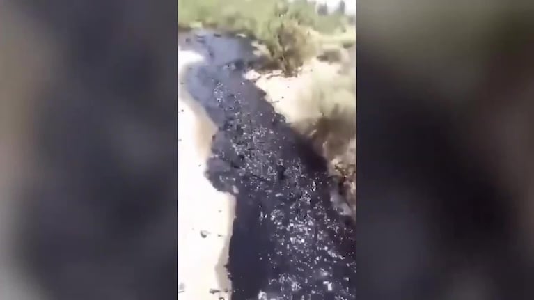 Filmaron un gran derrame de petróleo en Rio Negro