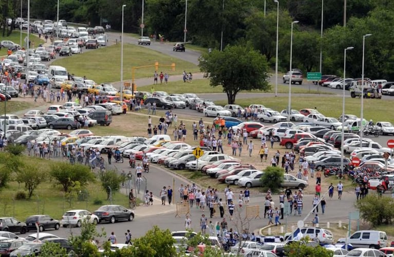 Cuánto cobraron los naranjitas en estacionamientos no oficiales para el show de Shakira
