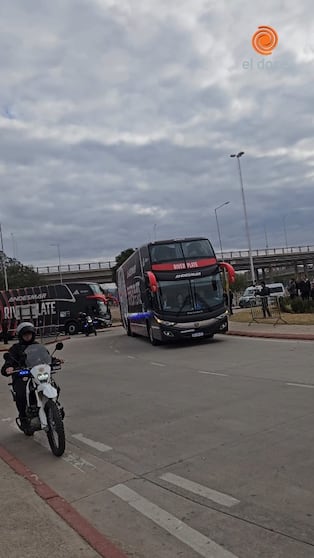 River llegó al Kempes y así lo recibieron los hinchas piratas