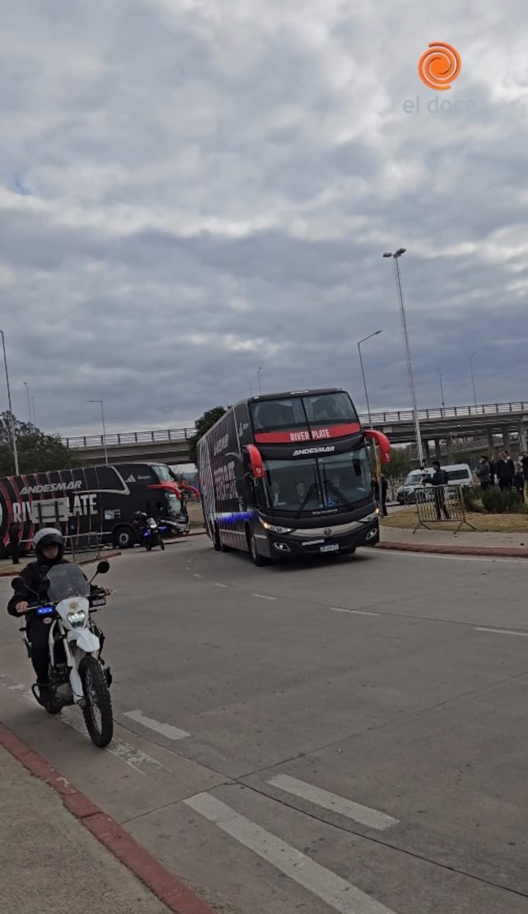 River llegó al Kempes y así lo recibieron los hinchas de Belgrano