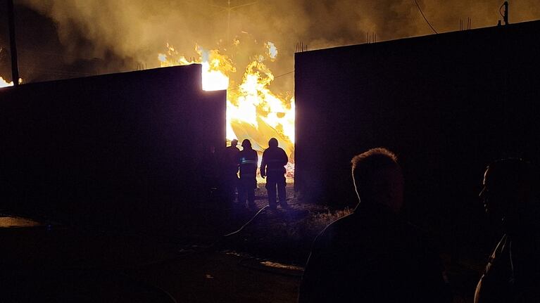 Se incendió un depósito de maderas y evacuaron casas en Córdoba