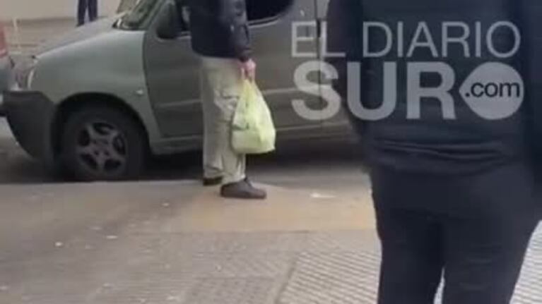Arremetió a bastonazos contra un auto por bloquearle una rampa