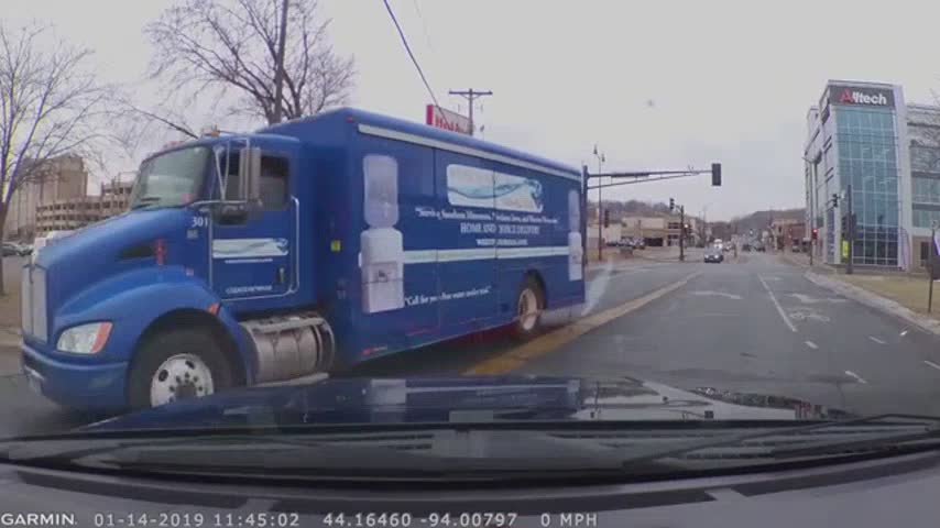 Bebé sale despedido de un auto