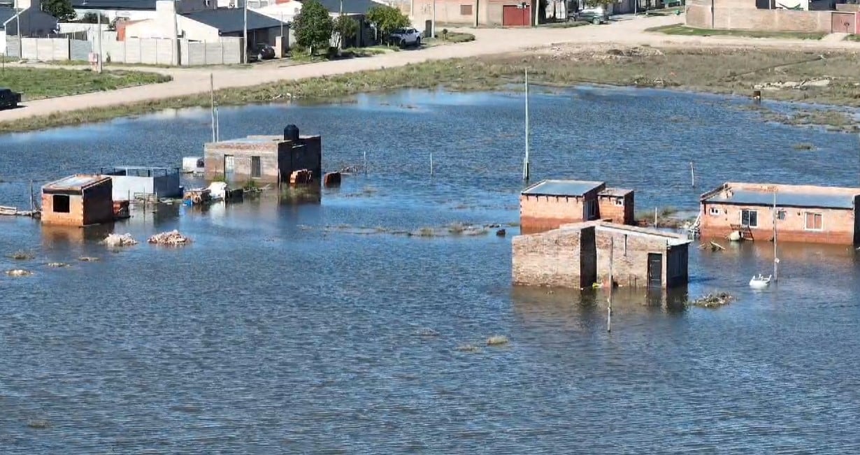 El drone de El Doce en un barrio de Bahía Blanca que sigue inundado