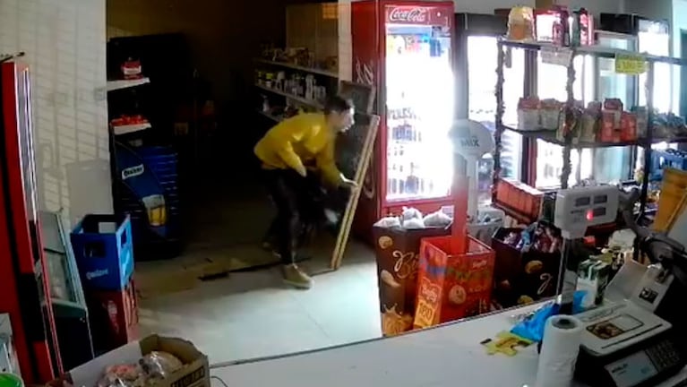 Ladrón entró gateando y arrasó con cigarrillos y vodka en un almacén de Córdoba: todo quedó filmado