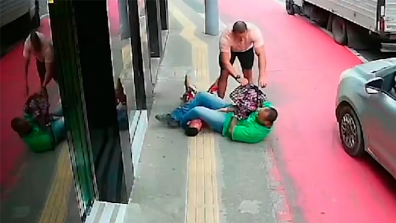 Un ladrón atrapado con una toma de jiu-jitsu