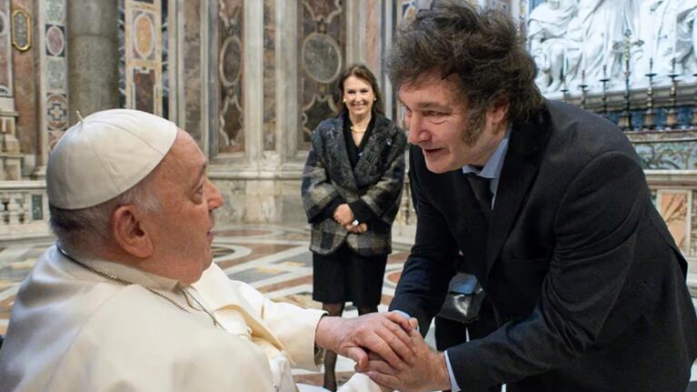 El abrazo del Papa Francisco y Javier Milei en su primer encuentro