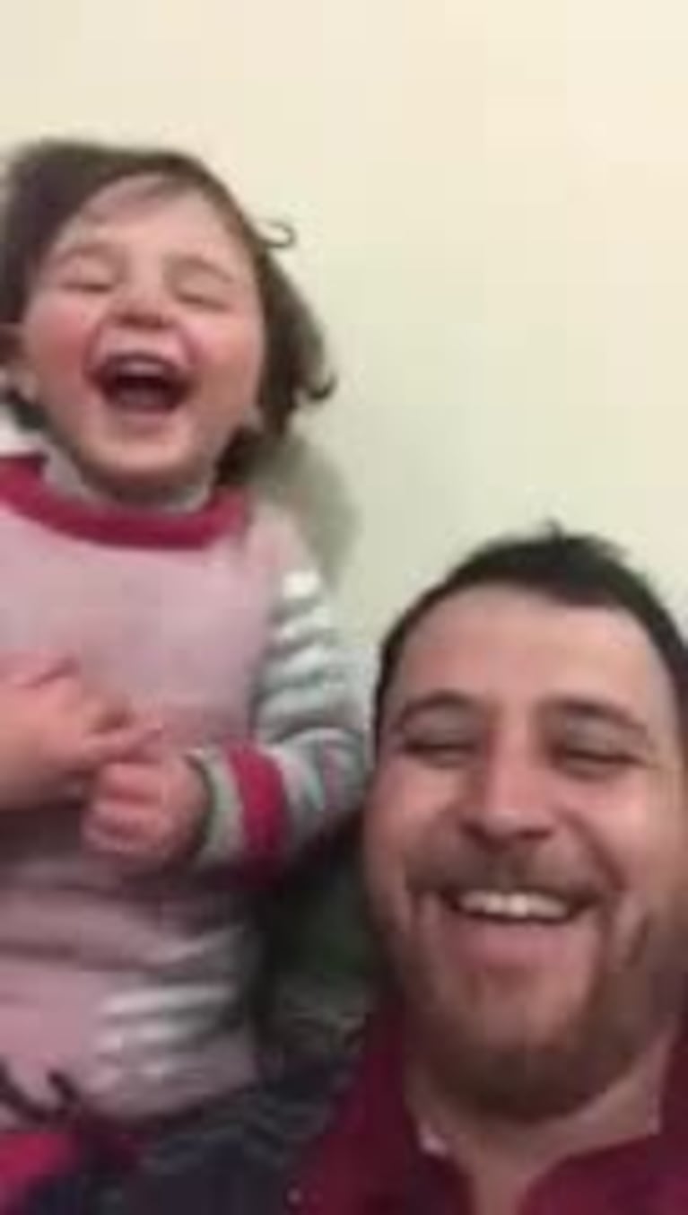 Juega con su hija durante los bombardeos en Siria