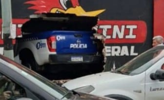 Un móvil policial se incrustó en un taller mecánico