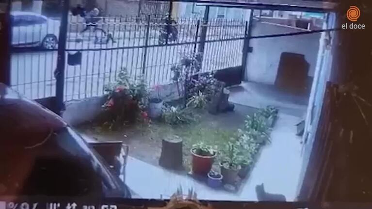 La tiraron al piso, la golpearon y le robaron