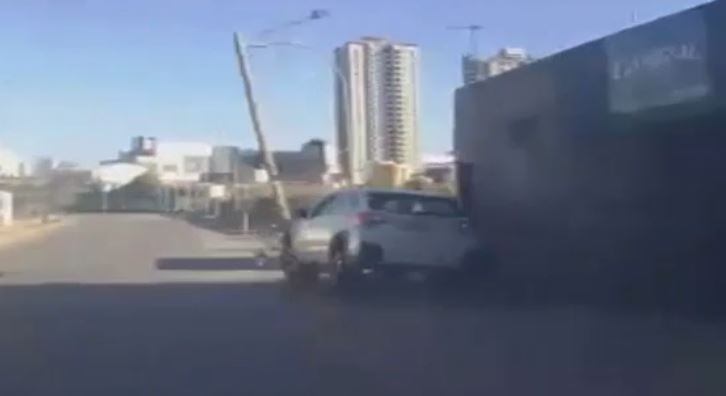Robó, lo persiguió la Policía y terminó detenido tras chocar contra un poste de luz