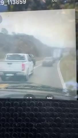 Sobrepaso en doble línea amarilla en el camino de las Altas Cumbres