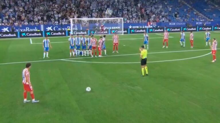 El golazo de Julián Álvarez de tiro libre en el regreso de La Liga en España