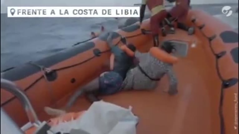 Un bebé murió durante un rescate de inmigrantes 