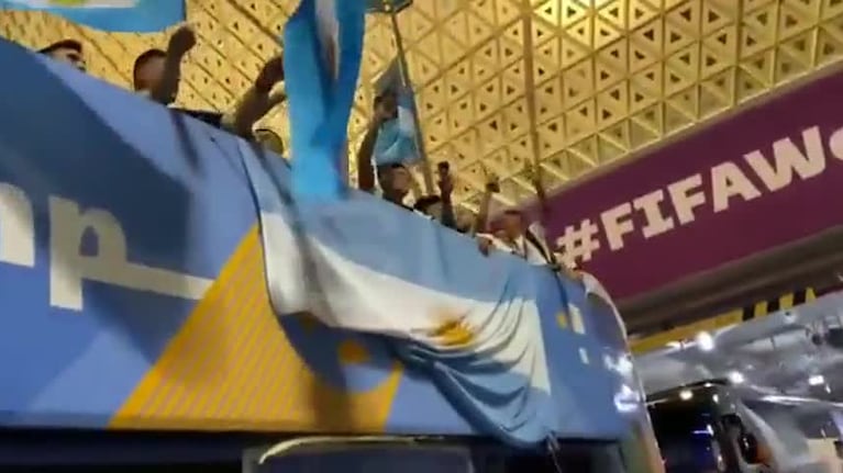 Los campeones dejaron el estadio con su colectivo ploteado