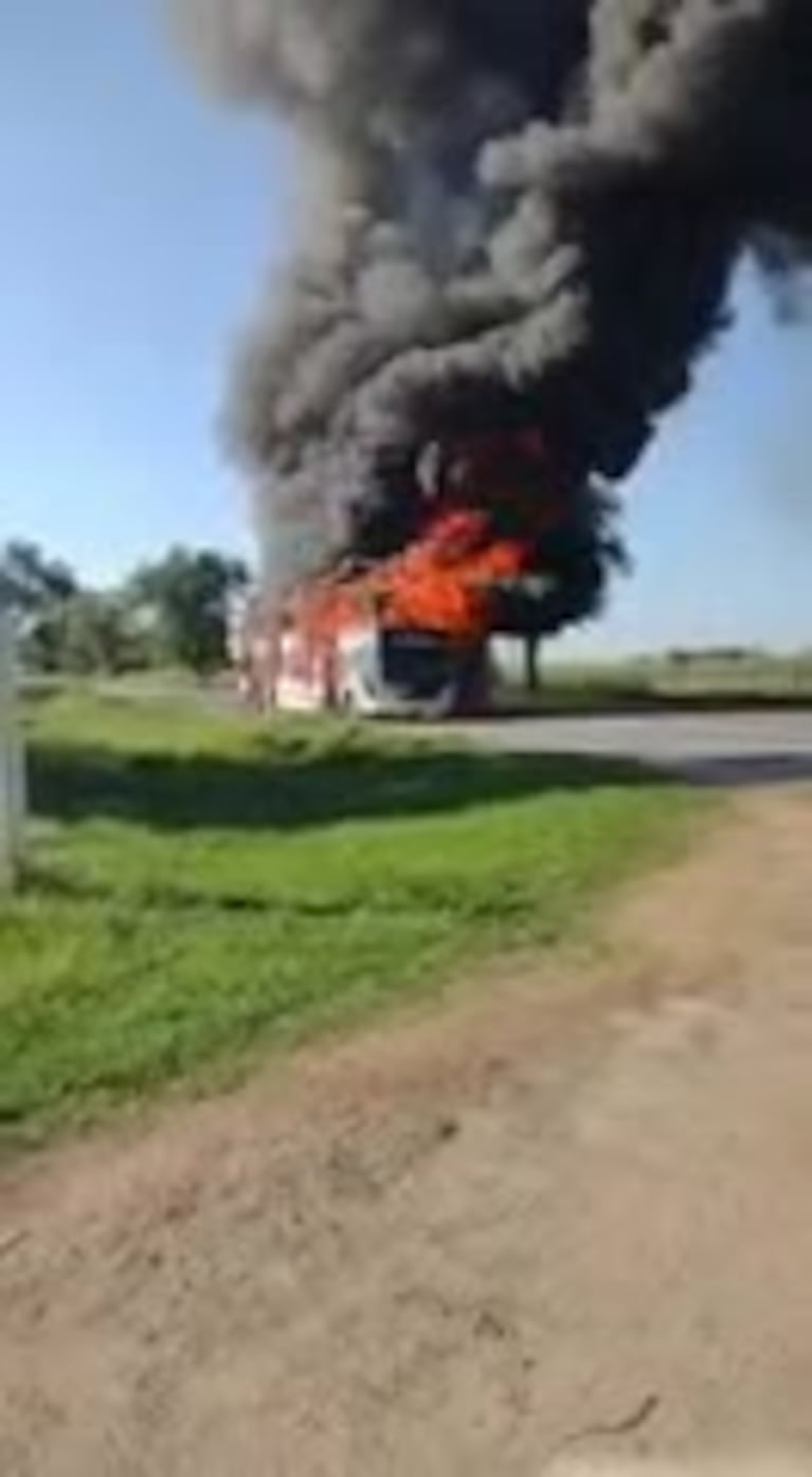 Se prendió fuego un colectivo cerca de Pilar