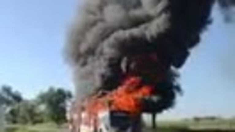 Se prendió fuego un colectivo cerca de Pilar