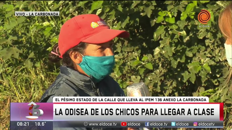 Llegar a la escuela, casi imposible por el pésimo estado de la calle