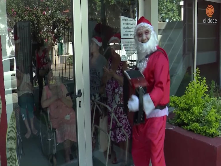 Papá Noel le regaló su música a los abuelos de un geriátrico
