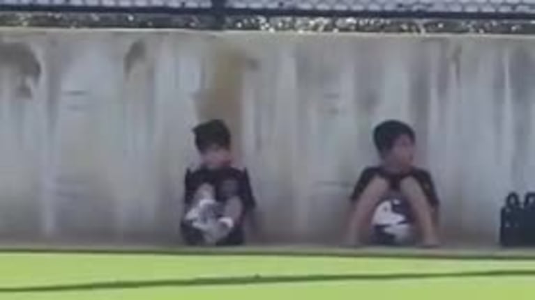 Messi le dio indicaciones a Thiago y fue viral