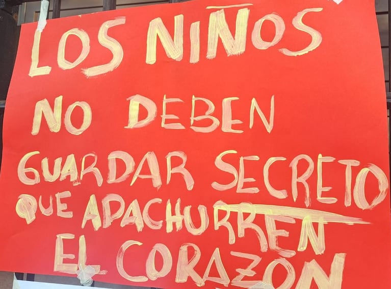 Profesor acusado de abusar a niños en una escuela: padres revelaron qué falta para que avance la causa