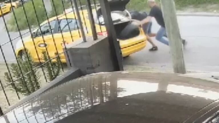 Motochoros intentaron robarle el taxi y los ahuyentó a las trompadas