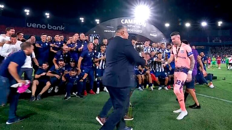 El momento en el que Guido Herrera levantó la Supercopa Internacional