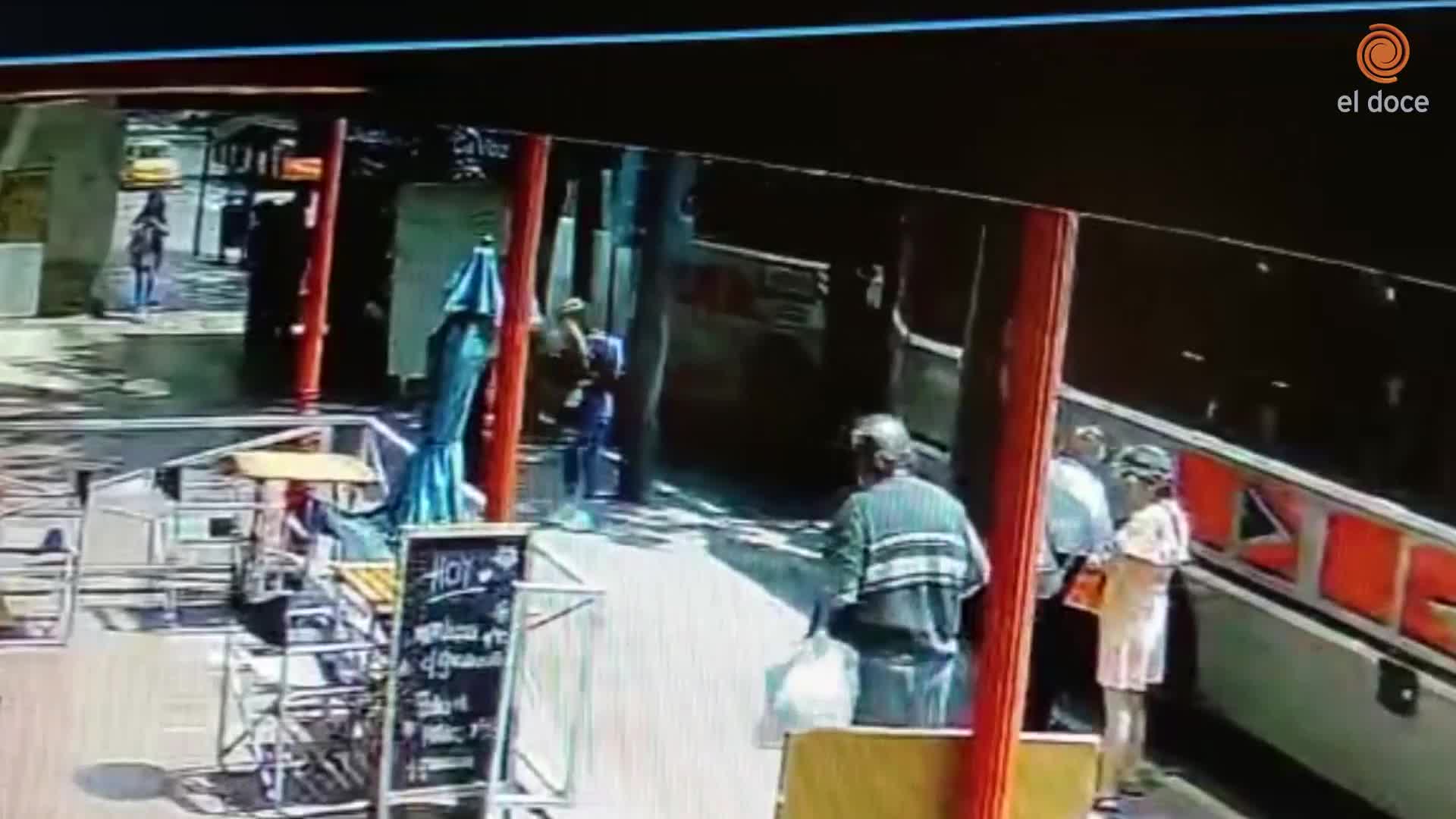 Un colectivero chocó un kiosco y huyó