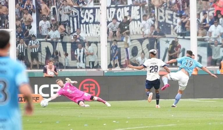 La tremenda atajada de Guido Herrera en un mano a mano ante Chavarría en Talleres-Belgrano