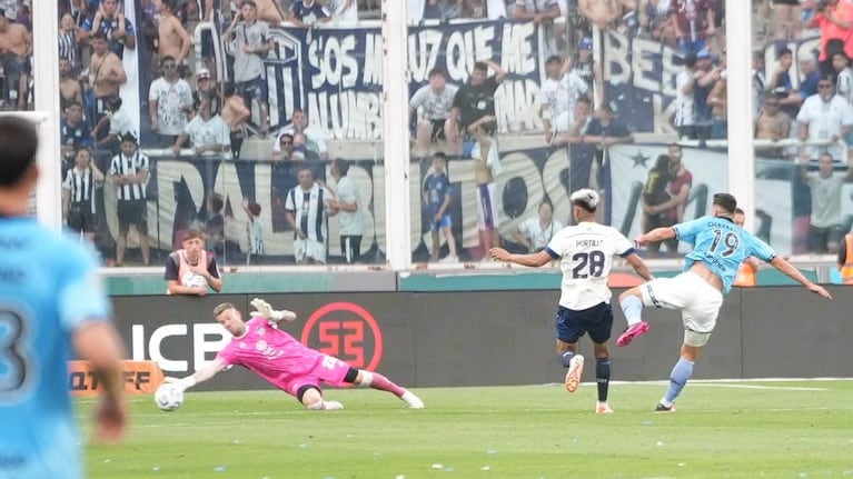 La tremenda atajada de Guido Herrera en un mano a mano ante Chavarría en Talleres-Belgrano