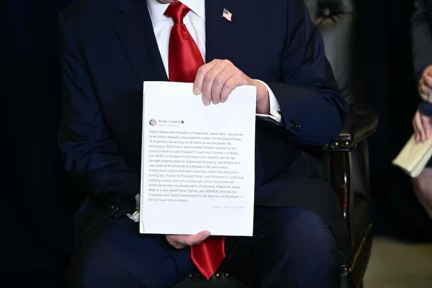 Trump le entregó a Milei una carpeta con un contundente mensaje de apoyo
