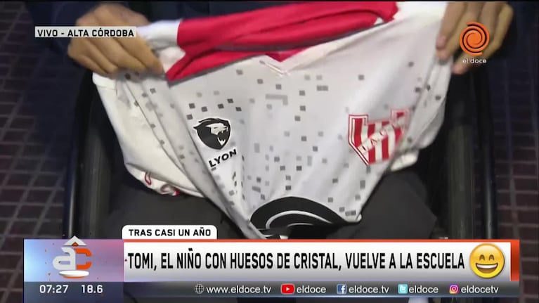 El nene con huesos de cristal regresó a la escuela