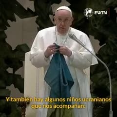 El papa Francisco besó una bandera de Ucrania