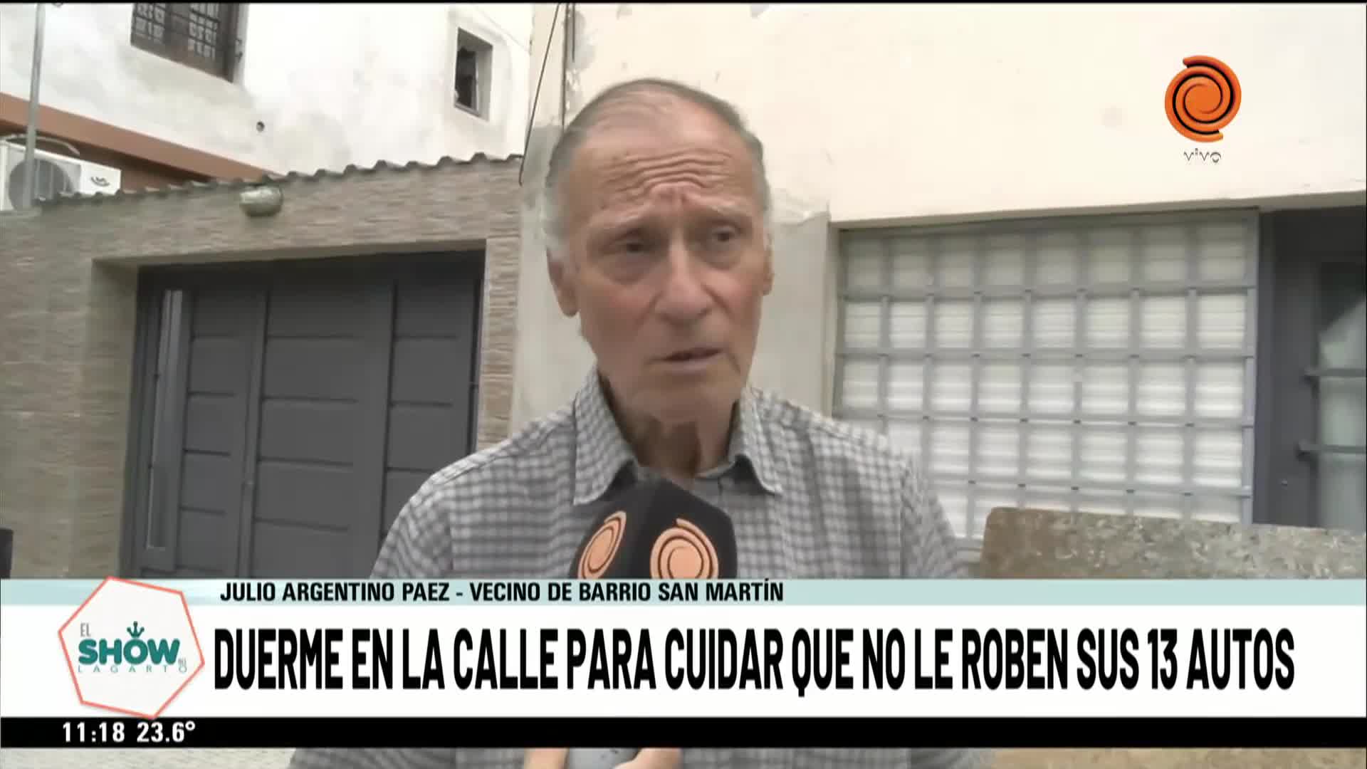 Duerme en la calle para que no le roben los autos