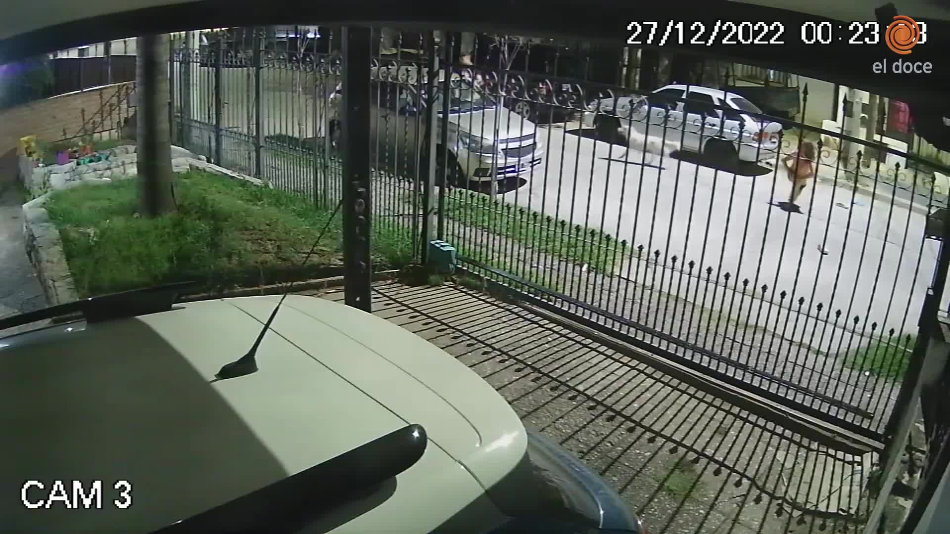 Tiraron al suelo a una docente para robarle el auto