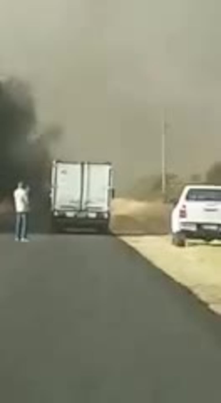 Incendio forestal: el fuego alcanzó a un camión