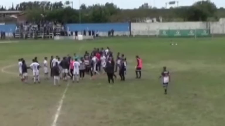 La pelea entre jugadores de Juniors y Libertad