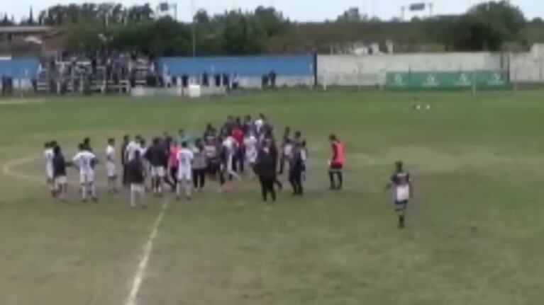 La pelea entre jugadores de Juniors y Libertad