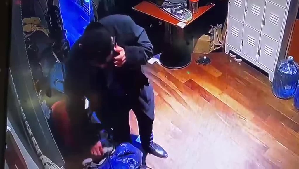 Entró a los lockers de un bar y robó carteras
