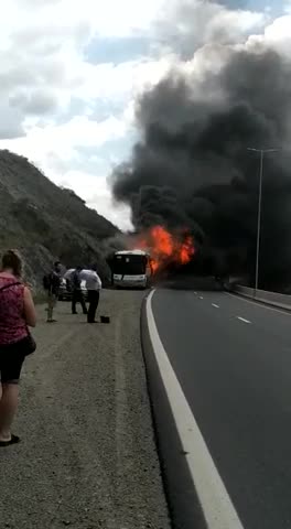 Impactante incendio de un colectivo en la variante Costa Azul