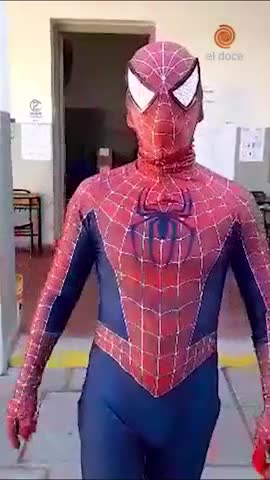 Se disfrazó de Spiderman y votó en Córdoba