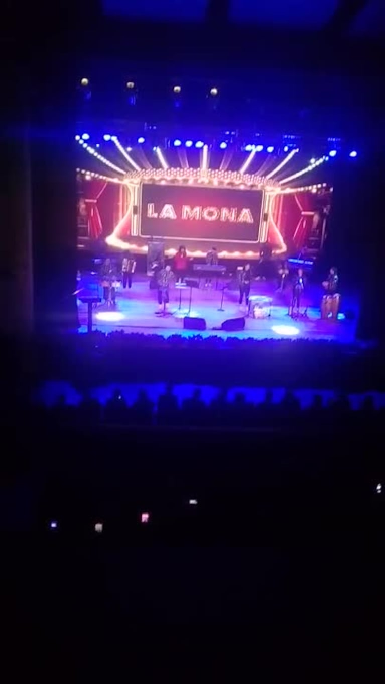 La Mona cantó Ramito de Violetas en el Teatro Comedia