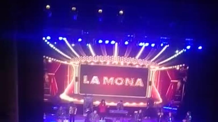 La Mona cantó Ramito de Violetas en el Teatro Comedia