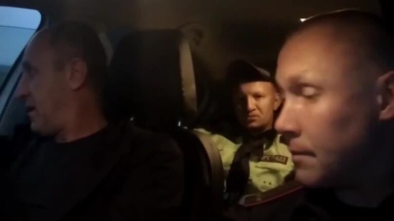 Se enojó con los policías y se comió la multa