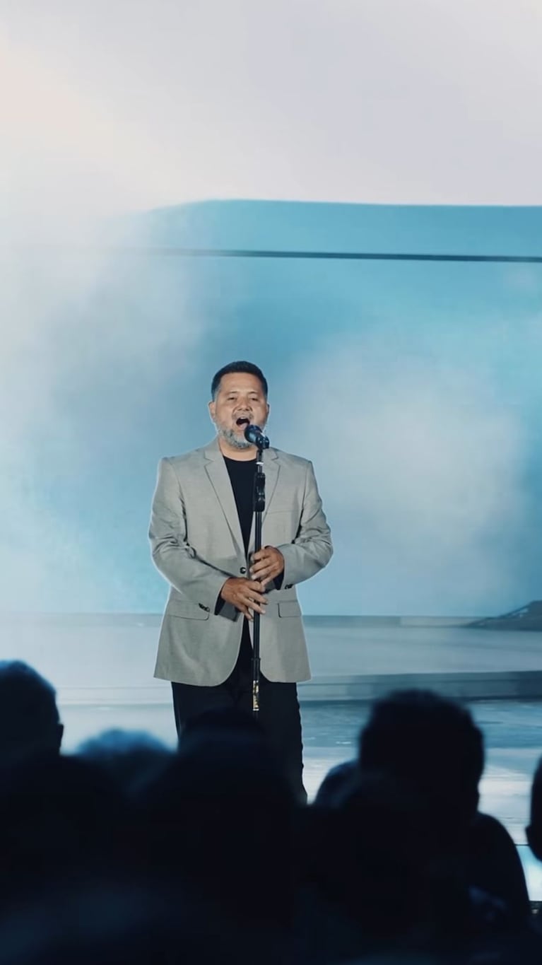 A pura emoción, Jorge Rojas cantó el himno en la primera luna del Festival de Cosquín