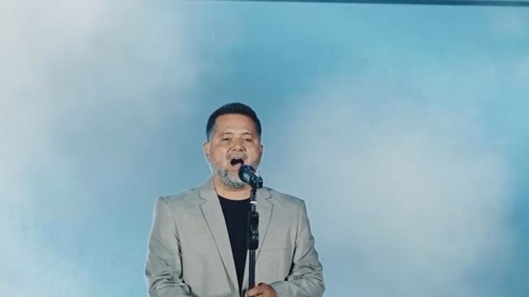 A pura emoción, Jorge Rojas cantó el himno en la primera luna del Festival de Cosquín