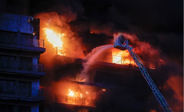 Impresionante incendio en Valencia: las llamas consumieron un edificio de 14 pisos y hay al menos 13 heridos