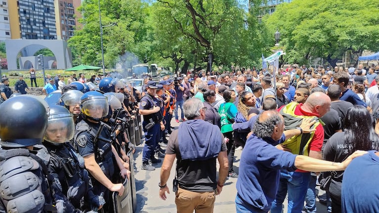 Daniele en la protesta del Suoem frente a la Municipalidad: “Tramposos de mierda”