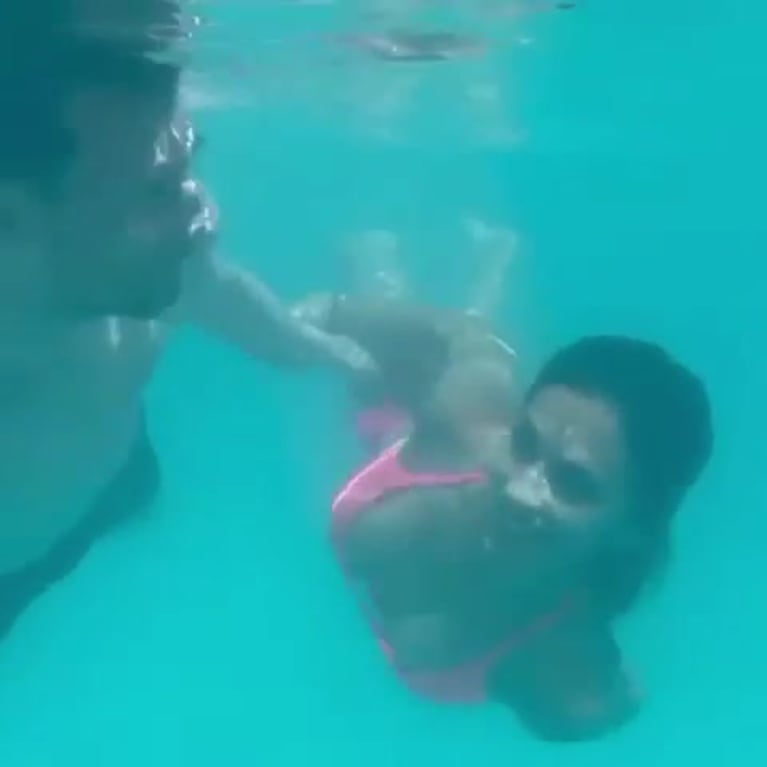 El video meloso de Messi y Antonela bajo el agua