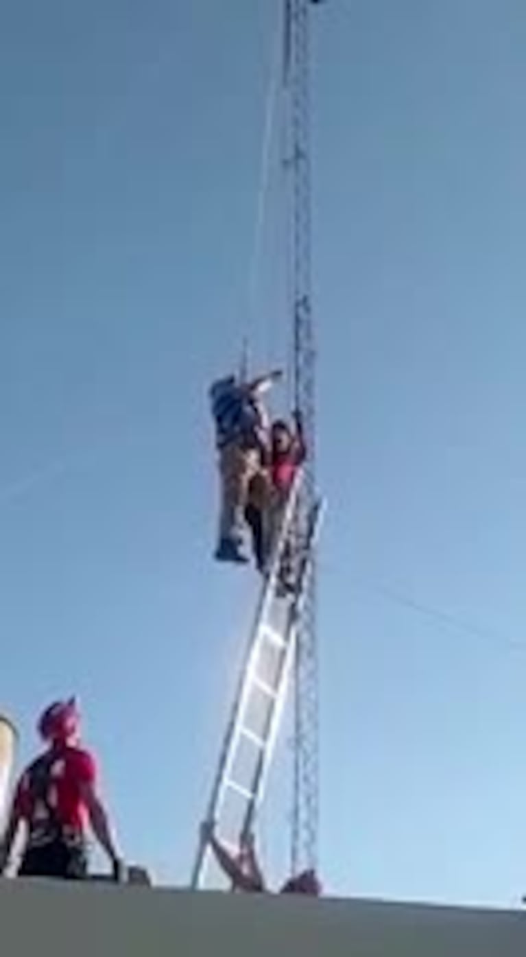 Un operario fue rescatado de una antena